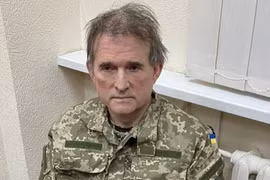 Viktor Medvedchuk khi bị các nhà chức trách Ukraine còng tay