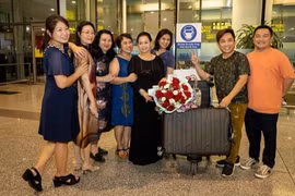 Danh ca Khánh Ly hạ cánh về Việt Nam, chuẩn bị show diễn cuối cùng