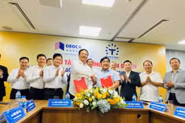 Ông Đào Hồng Tuyển trao tặng ý tưởng, bản quyền dự án đại lộ ven sông Sài Gòn cho ông Hồ Minh Hoàng (Nguồn: Tập đoàn Đèo Cả)