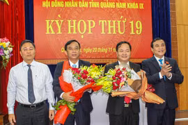 Ông Nguyễn Hồng Quang - Bí thư Thành ủy TP Tam Kỳ (người thứ 2 từ phải sang) được bầu giữ chức danh Phó Chủ tịch UBND tỉnh Quảng Nam, nhiệm kỳ 2016-2021.