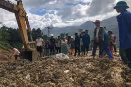 Người Trà Leng dán mắt vào từng viên đá được đào lên với hy vọng tìm thấy thi thể người thân