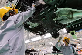 Công nhân làm việc trong phân xưởng lắp ráp ô tô.