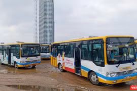 Xe buýt nằm bãi đổ do tài xế đình công