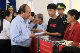 Thủ tướng Nguyễn Xuân Phúc tặng quà cho người dân bị thiệt hại do bão số 9 gây ra tại Quảng Ngãi.