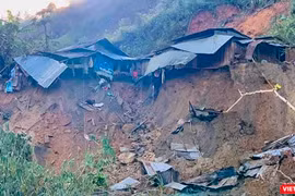 Nhà người dân vùng núi Quảng Nam bị sạt lở do mưa bão gây ra (ảnh CTV)