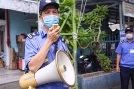 Lực lượng bảo vệ tuyên truyền phòng, chống dịch COVID-19 đối với người dân đi chợ ở Đà Nẵng