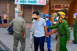 Ông Trần V. - Phó Chánh Văn phòng Đoàn ĐBQH-HĐND TP Đà Nẵng bị lực lượng công an còng tay áp giải hôm ngày 1/8 gây xôn xao dư luận (ảnh bạn đọc cung cấp)