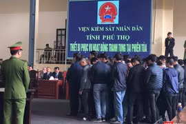Bị cáo Nguyễn Thanh Hóa đứng hàng trên trong nhóm các bị cáo nghe tòa tuyên phạt hôm nay.