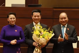 Thủ tướng Nguyễn Xuân Phúc và Chủ tịch Quốc hội Nguyễn Thị Kim Ngân chúc mừng tân Bộ trưởng Thông tin và Truyền Thông Nguyễn Mạnh Hùng.