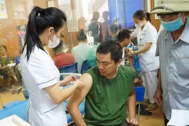 Làm gì để ngăn nguy cơ tử vong từ những mầm bệnh vùng lũ?