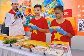 Trải nghiệm đặc biệt: Làm bánh mỳ cùng đầu bếp hàng không 