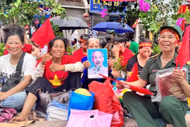 Vỉa hè thành sân khấu, người dân hát vang ca khúc "Như có Bác Hồ trong ngày vui đại thắng"