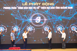 Lãnh đạo tỉnh Quảng Nam phát động phong trào “Bình dân học vụ số”. Ảnh: Thọ Nguyễn.