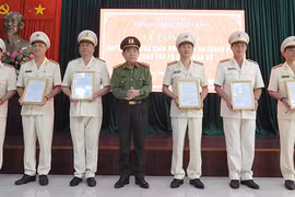 Lãnh đạo Công an TP Đà Nẵng trao quyết định phân công công tác đối với lãnh đạo cấp phòng sau khi giải thể công an quận, huyện. Ảnh: Công an cung cấp.