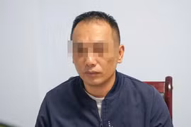 Đối tượng Zhangmao tại cơ quan công an. Ảnh: Công an cung cấp.