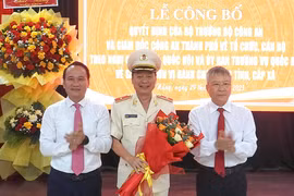 Thiếu tướng Nguyễn Hữu Hợp (giữa), Giám đốc Công an tỉnh Quảng Nam chính thức giữ chức vụ Giám đốc Công an TP Đà Nẵng kể từ ngày 1/7.