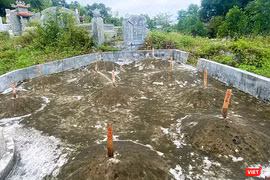 Ban Quản lý dự án đầu tư xây dựng khu vực 1 (TP Huế) dùng thanh gỗ cắm vào giữa các mộ phần cạnh chùa Thiên Mụ (TP Huế) để kiểm đếm gây phản cảm.
