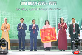 Đại diện UBND thành phố Đà Nẵng trao tặng Cờ thi đua cho ĐH Đông Á trong lễ khai giảng năm học mới.