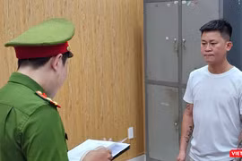 Công an TP Đà Nẵng tống đạt quyết định khởi tố bị can và thi hành lệnh bắt tạm giam đối với Phạm Công Lộc về hành vi tổ chức đánh bạc.