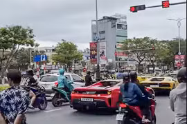 CSGT Công an Đà Nẵng ra quyết định xử phạt đoàn siêu xe vượt đèn đỏ 167 triệu đồng và tạm giữ 11 giấy phép lái xe.