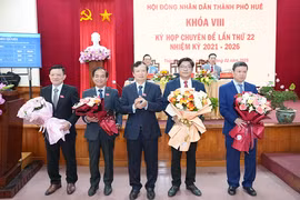 Ông Nguyễn Chí Tài (thứ hai từ phải sang) vừa được bầu giữ chức Phó Chủ tịch UBND TP Huế.