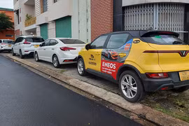 Người dân Đà Nẵng đưa xe lên các vỉa hè cao để tránh ngập lụt.