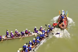 Thuyền đua đội Tam Tiến bị thuyền đua đội Cẩm Thanh và thuyền cổ động viên đâm chìm tại Giải đua thuyền truyền thống PT-TH Quảng Nam lần thứ 28 năm 2025. Ảnh chụp từ clip của Văn Tuấn Vlog.
