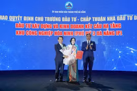 Lãnh đạo TP Đà Nẵng trao quyết định chủ trương đầu tư hạ tầng Khu công nghiệp Hoà Ninh cho đại diện Công ty CP Thanh Bình Phú Mỹ tại lễ khởi động dự án.