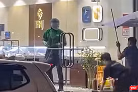 Tên cướp thực hiện vụ cướp tiệm vàng PNJ ở Đà Nẵng. Ảnh chụp từ clip.