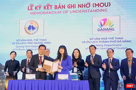 Lãnh đạo Sở VH-TT&DL Đà Nẵng và Quảng Ninh lại lễ ký kết.