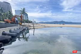 Biển du lịch Đà Nẵng bị nước thải hôi thối tấn công.