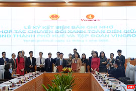 Quang cảnh lễ ký kết biên bản ghi nhớ hợp tác toàn diện về chuyển đổi xanh, chuyển đổi số giữa TP Huế và Vingroup.