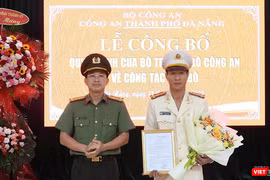 Thượng tá Trần Minh Nguyên (bìa phải), Phó Giám đốc Công an tỉnh Kon Tum nhận quyết định làm Phó Giám đốc Công an TP Đà Nẵng.
