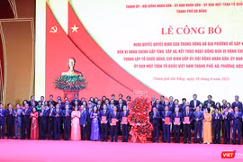 Ông Trần Cẩm Tú, Ủy viên Bộ Chính trị, Thường trực Ban Bí thư trao quyết định và tặng hoa cho các cá nhân trong Ban Thường vụ Thành uỷ Đà Nẵng mới.