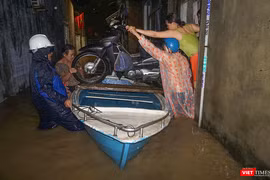 Người dân Đà Nẵng trắng đêm sơ tán vì bão số 1