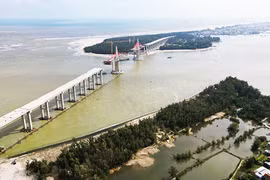 Công trình cầu vượt biển Thuận An, TP.Huế mở ra những triển vọng về sự phát triển kinh tế xã hội của nhiều địa phương ven biển TP Huế. Ảnh: V.V.T.