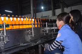 Hệ thống kiểm tra chất lượng sản phẩm tại CTCP Bia Hà Nội - Quảng Bình. (Ảnh: SCT Quảng Bình)