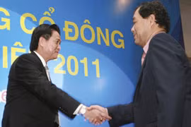 Ông Trầm Bê (bên phải) từng được biết rộng rãi sau cuộc soán ngôi ngoạn mục, để thay thế vai trò lãnh đạo của gia đình ông Đặng Văn Thành (bên trái) tại Sacombank. (Ảnh: Internet)