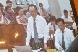 Luật sư Nguyễn Minh Tâm đang bảo vệ cho thân chủ của ông, là bị cáo Nguyễn Xuân Sơn. (Ảnh chụp màn hình: X.T)