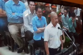Câu nói của bị cáo Nguyễn Quốc Chiến khiến Hà Văn Thắm và Nguyễn Minh Thu bật khóc nức nở. (Ảnh: K.T)