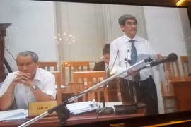 LS. Nguyễn Huy Thiệp tích cực bào chữa cho Nguyễn Xuân Sơn để biện hộ cho thân chủ. (Ảnh chụp màn hình: N.G)