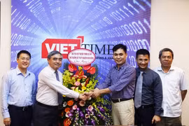 Thứ trưởng Bộ Thông tin và Truyền thông, Chủ tịch Hội Truyền thông số Việt Nam Nguyễn Minh Hồng (thứ hai, trái sang) chúc mừng và tặng hoa Ban Biên tập VietTimes nhân 92 năm Ngày Báo chí cách mạng Việt Nam. (Ảnh: Đ.K)