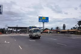 Trạm thu phí Cai Lậy vẫn còn chưa thu phí vào sáng 18-8. (Ảnh: NLĐ)