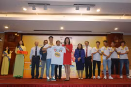 Ảnh: Đại diện CLB HAGL, đội trưởng Công Phượng đã trao chiếc áo thi đấu có logo IQLAC Pro cho nhà tài trợ VPMilk. (Ảnh: NLĐ)