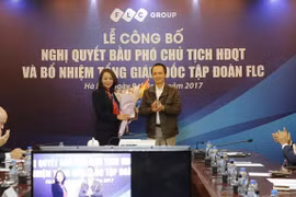 Ông Trịnh Văn Quyết chúc mừng bà Hương Trần Kiều Dung nhận nhiệm vụ mới.