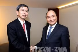 Thủ tướng Nguyễn Xuân Phúc gặp Chủ tịch Ngân hàng Phát triển châu Á Tahehiko Nakao. Ảnh: TTXVN