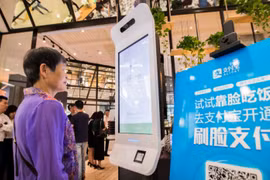 Một nhà hàng KFC ở Trung Quốc áp dụng công nghệ nhận diện khuôn mặt, cho phép khách hàng "cười để thanh toán". (Ảnh: Venture Beat)