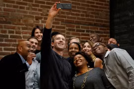 Facebook có vẻ chuẩn bị ra một loạt mã captcha mới chính là bức ảnh selfie của người dùng (Ảnh: Gizmodo)