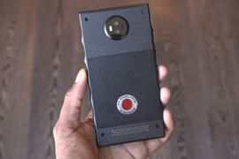 Hydrogen One, smartphone đầu tiên của hãng RED, công ty chuyên làm camera cho các hãng phim bom tấn. (ảnh: Business Insider)