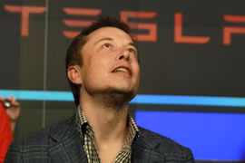 Elon Musk từng là câu bé thường xuyên bị bắt nạt khi còn đi học. Nhưng nay anh đã là một "Người Sắt" có những ý tưởng "cực kỳ điên rồ". (Ảnh: Business Insider).